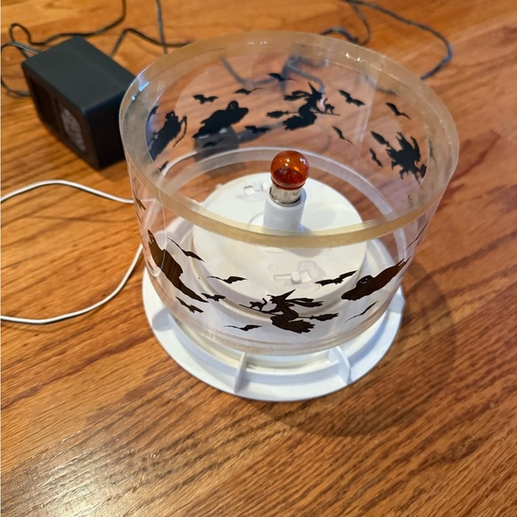 Snow Village Haunted Mansion - Picture 11 of 13